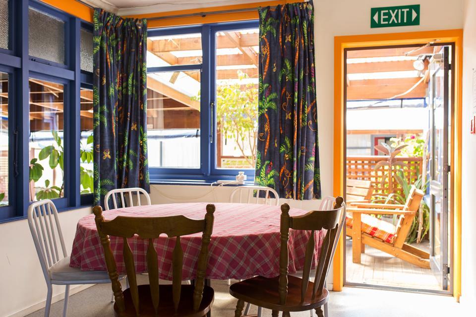 Sequoia Lodge Backpackers Picton Bagian luar foto